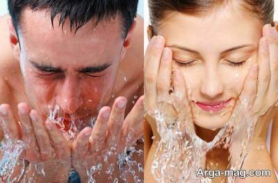 شستن صورت با آب سرد برای لز بین بردن پف زیر چشم 