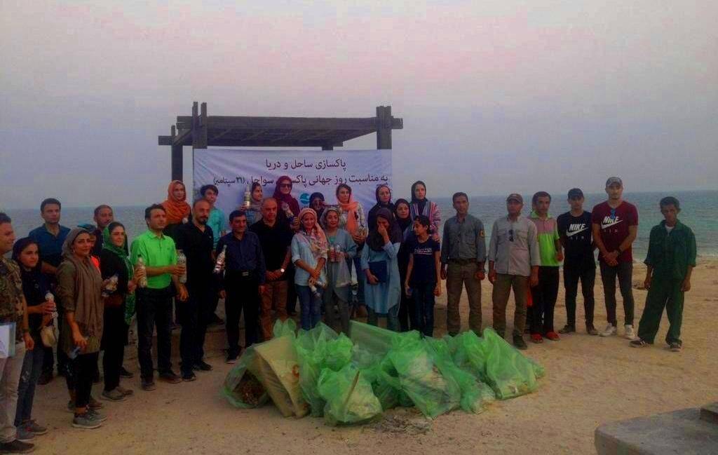 دوستداران محیط زیست، بخشی از سواحل کیش را پاکسازی کردند