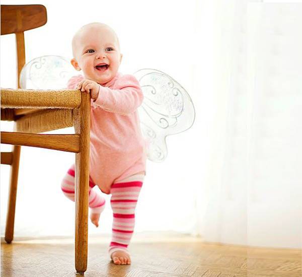 تشویق و تمرین برای ایستادن نوزاد