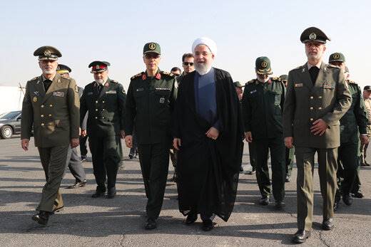 عکسی از احوالپرسی روحانی با فرماندهان بلندپایه نظامی قبل از رژه نیروهای مسلح