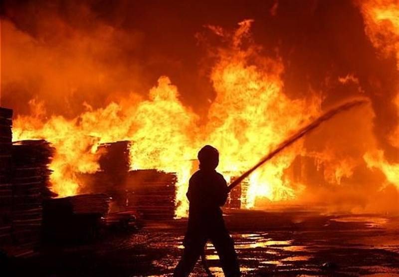 آتش سوزی گسترده در کارخانه رنگ و مواد شیمیایی در خاده مخصوص