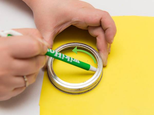 کشیدن دایره برای ساخت کاردستی چتر با کاغذ رنگی