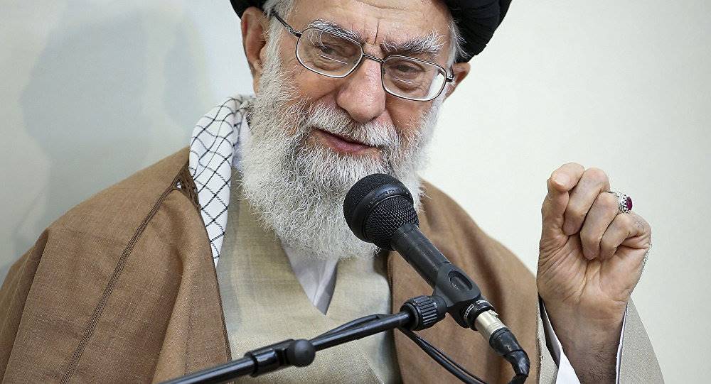 رهبر ایران: در مقابل آمریکا کوتاه نمی‌آییم