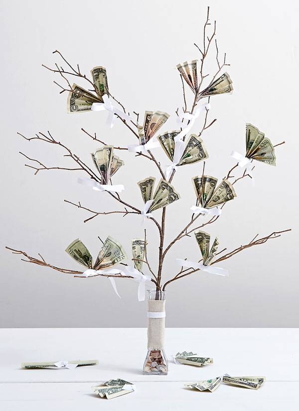 تزیین پول به شکل پروانه روی شاخه