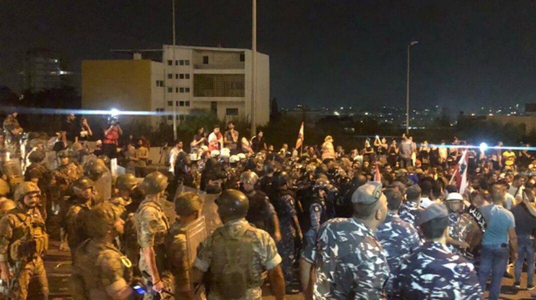 الجمهوریه: تظاهرکنندگان در صدد ورود به کاخ ریاست جمهوری لبنان هستند