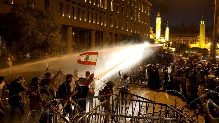 معترضان اطراف کاخ ریاست جمهوری لبنان را ترک کردند