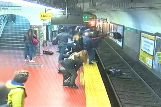 فیلم ؛ لحظه سقوط یک زن به ریل مترو چند ثانیه قبل از رسیدن قطار