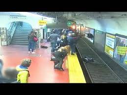 نجات معجزه آسای زنی در ایستگاه مترو