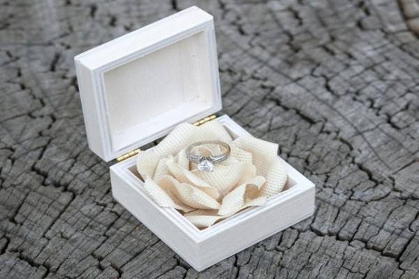 استفاده از گل های کاغذی تزیینی برای جعبه سرویس طلا، انگشتر و حلقه عروس و داماد با 40 ایده چشمگیر