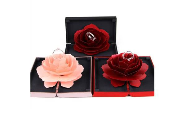 تزیین جعبه حلقه عروس و داماد با گل‌های کاغذی