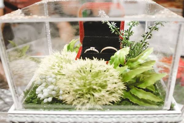  استفاده از گل و گیاهان طبیعی برای تزیین جعبه طلا عروس و داماد