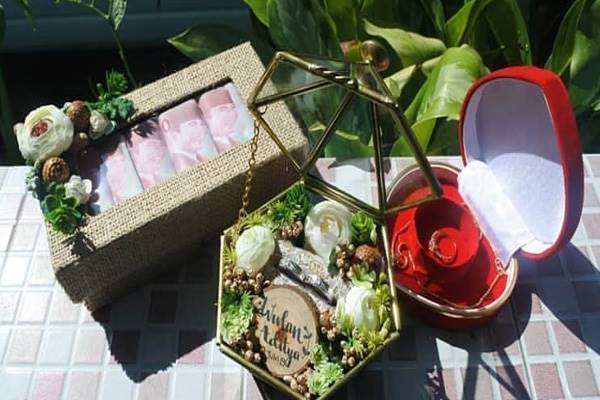  استفاده از گل و گیاهان طبیعی برای تزیین جعبه طلا عروس و داماد