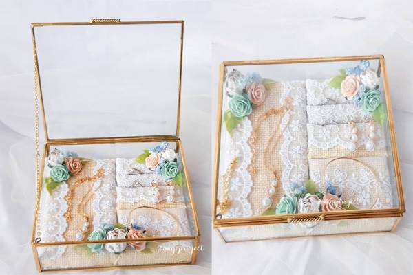 تزیین جعبه سرویس طلا، انگشتر و حلقه عروس و داماد با روبان، تور، پاپیون و گل مصنوعی