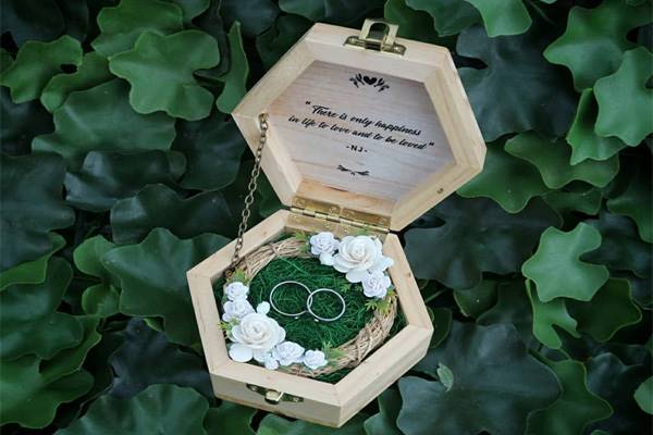 تزیین جعبه حلقه عروس و داماد با تزیین جعبه سرویس طلا، انگشتر و حلقه عروس و داماد با روبان، تور، پاپیون و گل مصنوعی