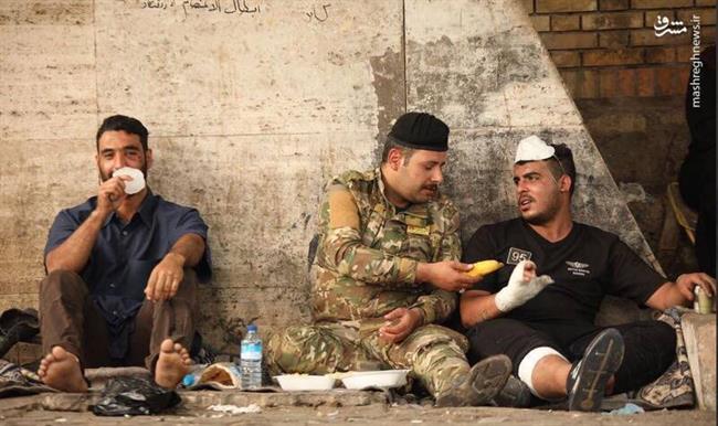 تصویری جالب از یک معترض و سرباز عراقی