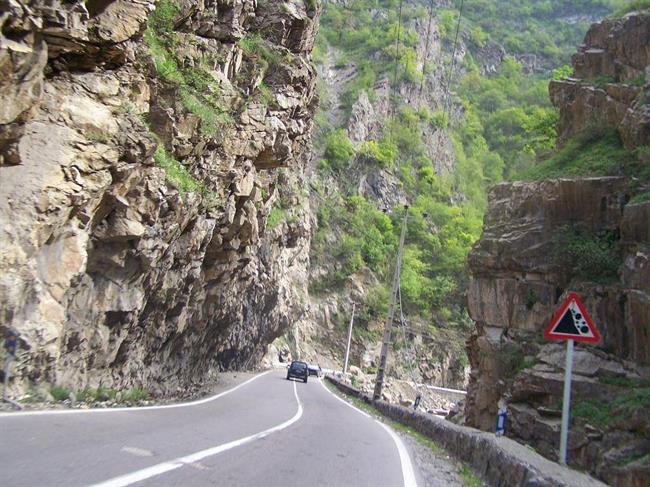 احضار پیمانکار جاده چالوس و تشکیل پرونده قضایی برای وی به دلیل نامناسب بودن آسفالت