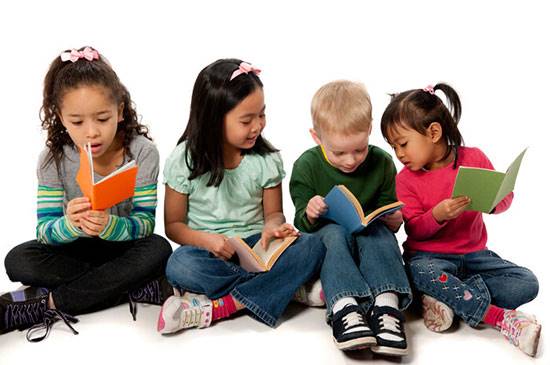 10 دلیل؛ چرا باید برای کودکان کتاب بخوانیم؟