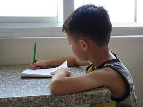 فرزندی که با درس خواندنش، مادرش را سکته داد! +عکس
