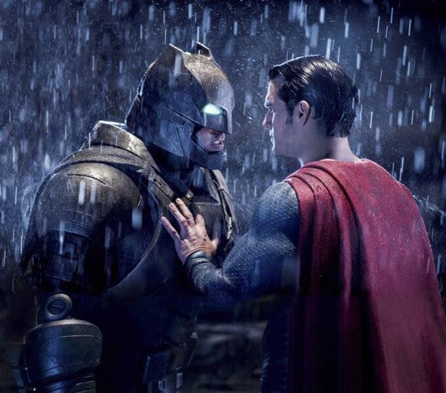 بتمن در برابر سوپرمن: طلوع عدالت  تأثیر گرفته از شوالیه تاریکی