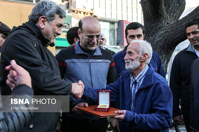 اهدای نشان امانتداری به تاکسیرانی که 70هزار یورو را به صاحبش برگرداند