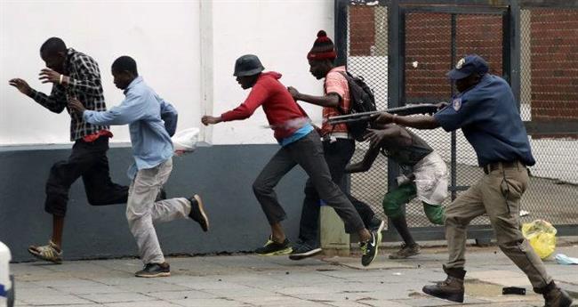 ماموران پلیس تظاهرات در شهر پرتوریا آفریقای جنوبی را متفرق می کنند