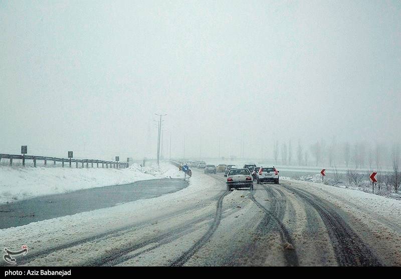 برف و باران در جاده‌های 11 استان