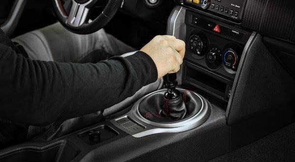 Bad-Driving-Habits-That-Are-Killing-Your-Manual-Car-03