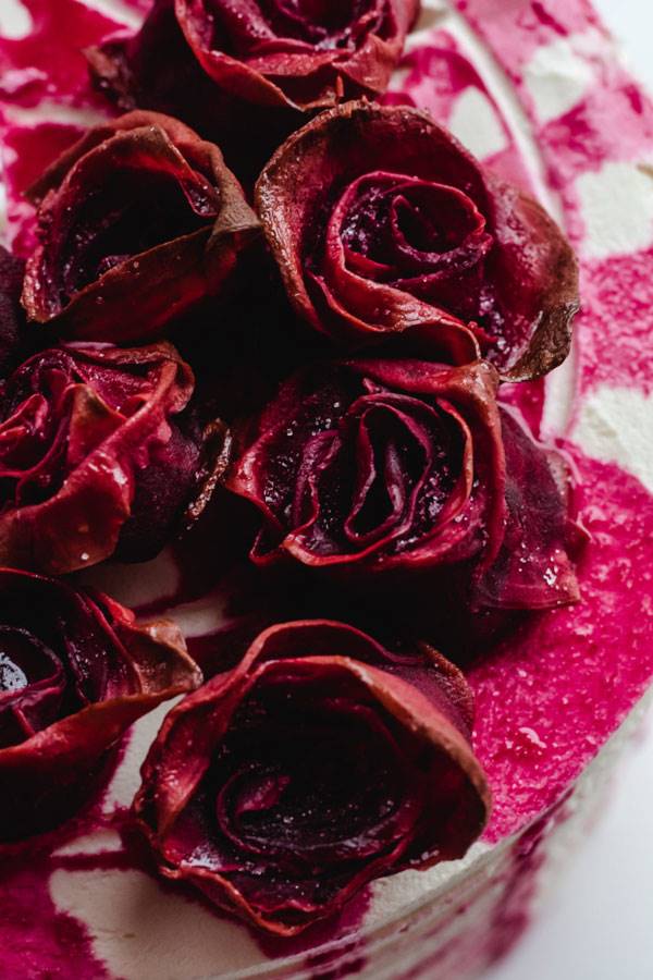 تزیین لبو خشک شده‌ی شب یلدا به شکل گل رز