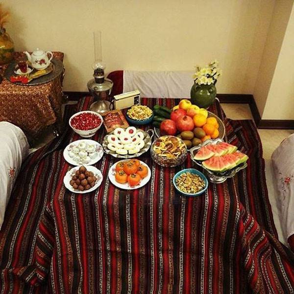 تزیین میز شب یلدا به شکل سنتی و ساده