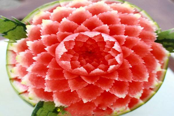  تزیین هندوانه شب یلدا به شکل گل جذاب