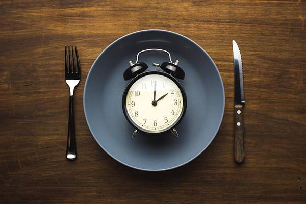 چهارده ساعت غذا نخوردن در روز به درمان دیابت و کاهش وزن کمک می‌کند