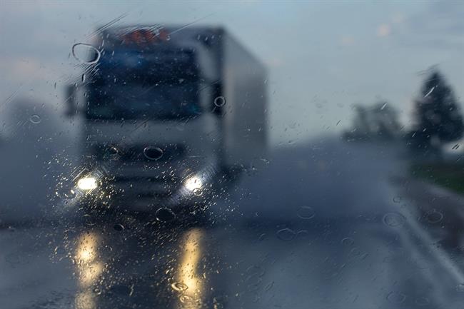 توصیه راننده کامیون به رانندگان در روزهای بارانی