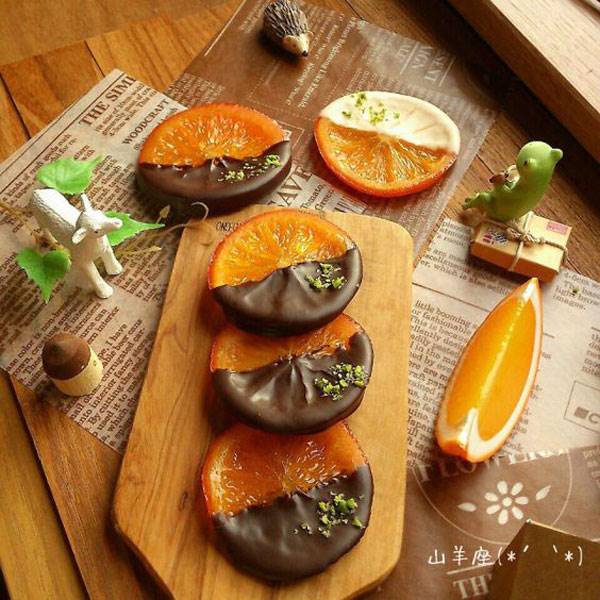 تزیین پرتقال شب یلدا با شکلات به شکلی زیبا تزیین پرتقال شب یلدا با شکلات به شکلی زیبا