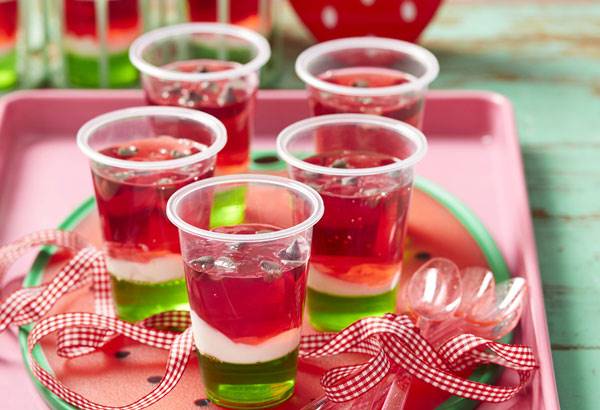 تزیین ژله هندوانه لیوانی شب یلدا به شکلی زیبا تزیین ژله هندوانه لیوانی شب یلدا به شکلی زیبا