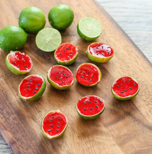 تزیین ژله شب یلدا به شکل هندوانه در پوست لیمو تزیین ژله شب یلدا به شکل هندوانه در پوست لیمو