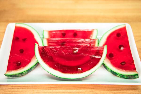 تزیین ژله به شکل قاچ عندوانه برای شب یلدا تزیین ژله به شکل قاچ عندوانه برای شب یلدا