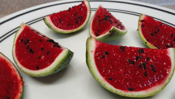 تزیین خلاقانه و جذاب ژله شب یلدا به شکل هندوانه تزیین خلاقانه و جذاب ژله شب یلدا به شکل هندوانه