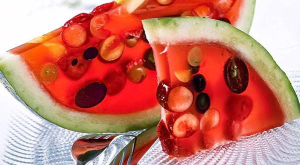 تزیین ژله شب یلدا با میوه های مختلف به شکل قاچ هندوانه تزیین ژله شب یلدا با میوه های مختلف به شکل قاچ هندوانه