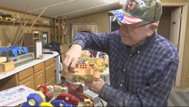 پیرمرد 80 ساله برای کودکان فقیر هدیه کریسمس ساخت