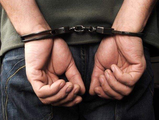 سارق معتاد هنگام مصرف مواد دستگیر شد