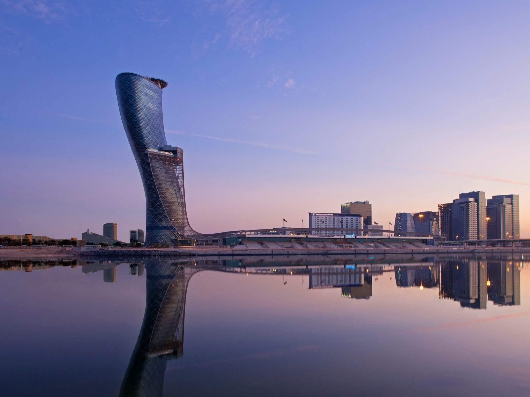 Capital Gate؛ برج کج خاورمیانه، خمیده‌ترین سازه جهان و شاهکار معماری ابوظبی