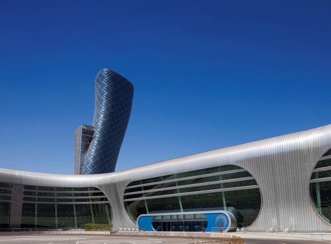 محیط زیست طبیعی ابوظبی الهام بخش طراحی برج «کپیتال گیت» (Capital Gate) بوده است به ویژه تپه های شنی باد زده و امواج خروشان خلیج.