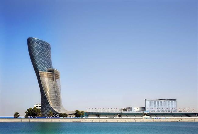 محیط زیست طبیعی ابوظبی الهام بخش طراحی برج «کپیتال گیت» (Capital Gate) بوده است به ویژه تپه های شنی باد زده و امواج خروشان خلیج.