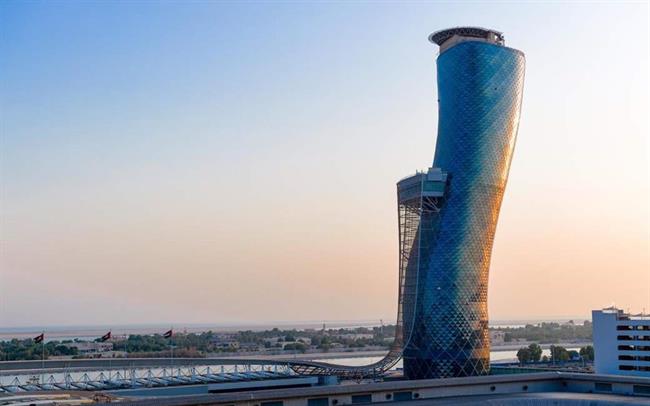 محیط زیست طبیعی ابوظبی الهام بخش طراحی برج «کپیتال گیت» (Capital Gate) بوده است به ویژه تپه های شنی باد زده و امواج خروشان خلیج.