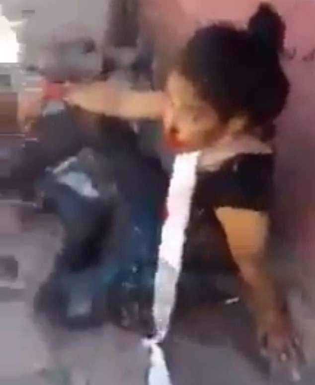 فایلی ویدیویی منتشر شده که تقلای یک زن جوان و یکی از رهبران قدرتمندترین کارتل مواد مخدر مکزیک را پس از زخمی شدن در درگیری با نیروهای پلیس نشان می دهد.