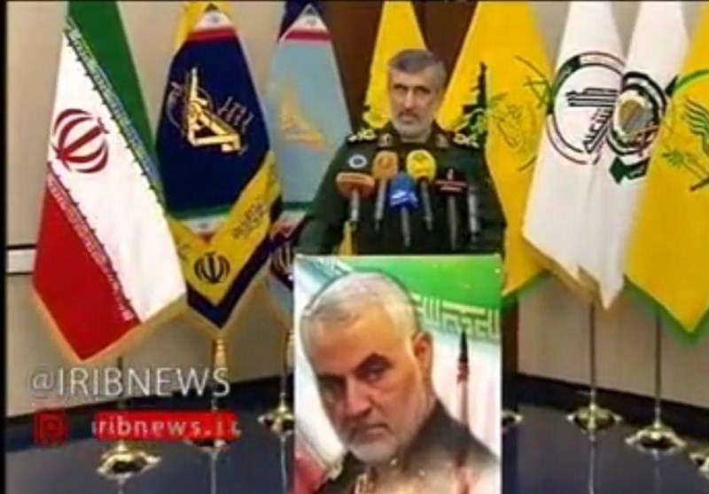 حضور پرچم گروه‌های جبهه مقاومت در نشست خبری سردار حاجی‌زاده