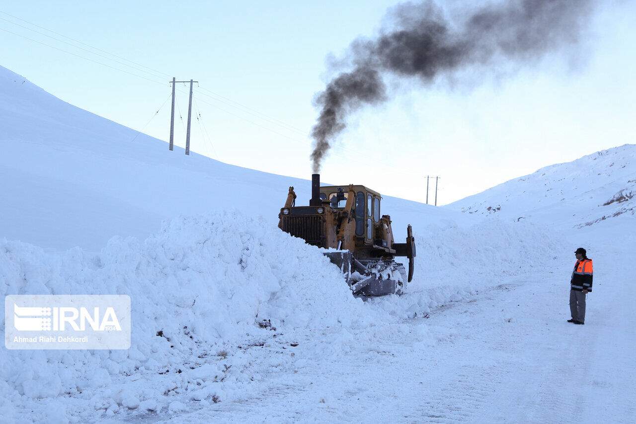 برف راه ارتباطی تمامی روستاهای هشترود را بست