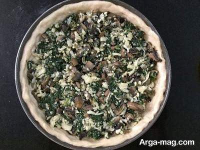 ریختن مواد میانی روی خمیر پیتزا 