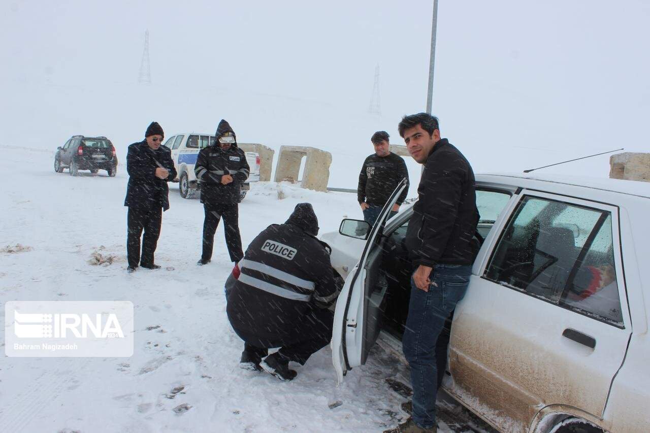 نجات بیش از 70 دستگاه خودرو گرفتار در برف و کولاک سردشت