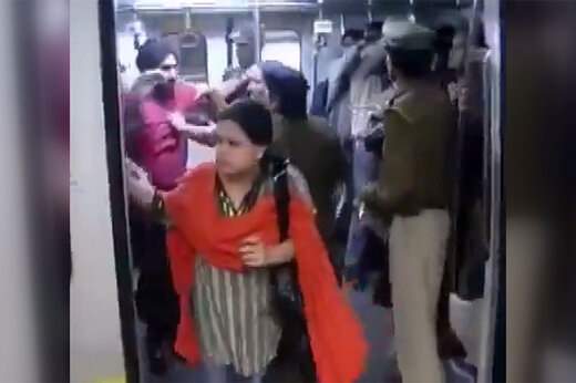 ببینید ؛ تنبیه مردان هندی برای رفتن به واگن زنانه مترو!